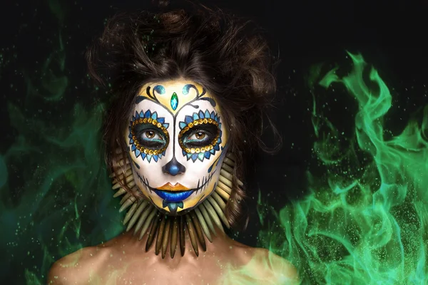 Portret, halloween meisje, dood Mexicaanse godin Los Muertos in brand — Stockfoto