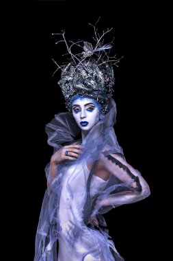 Yaratıcı makyaj ve kafasında çorbaları kış kadınla