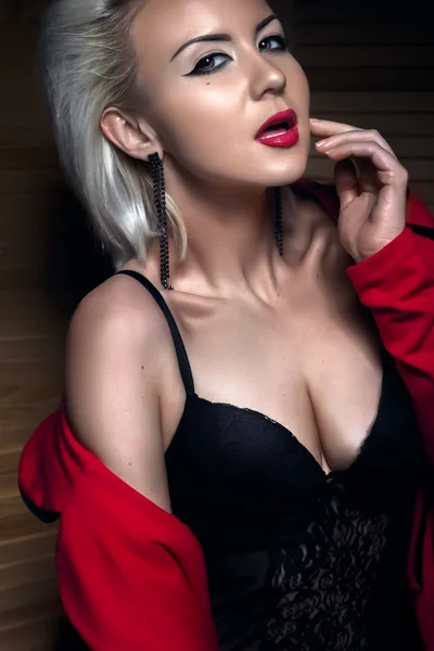 Mujer hermosa y sexy, labios rojos, con lencería negra — Foto de Stock