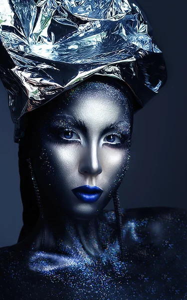 Ice-queen. Fiatal nő, ezüst kék kreatív művészi fantázia smink. — Stock Fotó