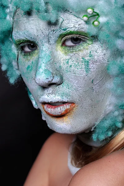 Stående vacker kvinna med kreativa makeup. Ansiktsmask av lera, ser ut som en staty — Stockfoto