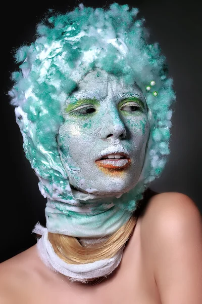 Retrato mulher bonita com maquiagem criativa. Máscara facial de barro, parecendo uma estátua — Fotografia de Stock