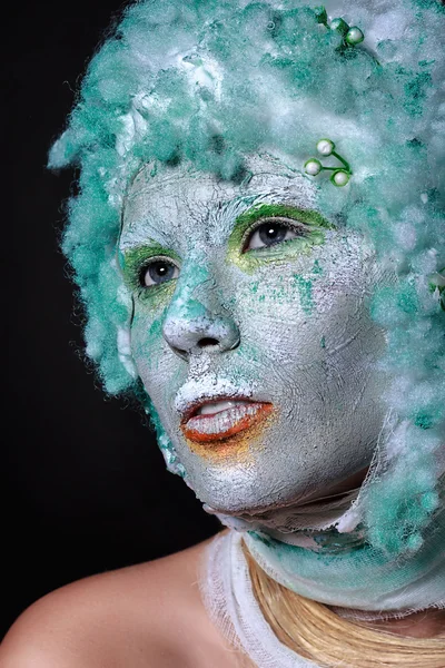 Stående vacker kvinna med kreativa makeup. Ansiktsmask av lera, ser ut som en staty — Stockfoto