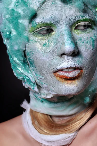 Portret mooie vrouw met creatieve make-up. Gezichtsmasker van klei, ziet eruit als een standbeeld — Stockfoto