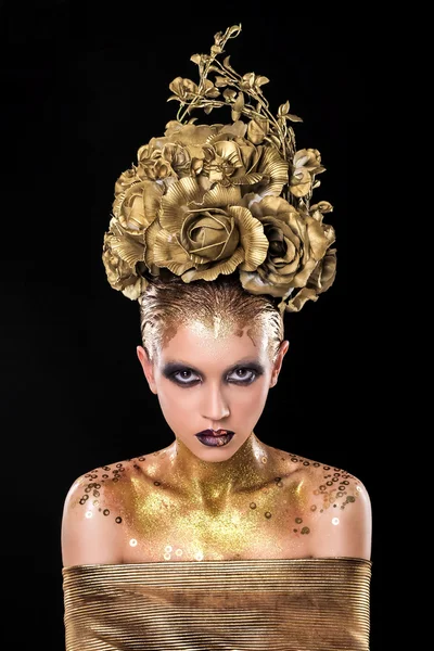 Magiska gyllene flicka med ljus glitter makeup och blomma krona — Stockfoto