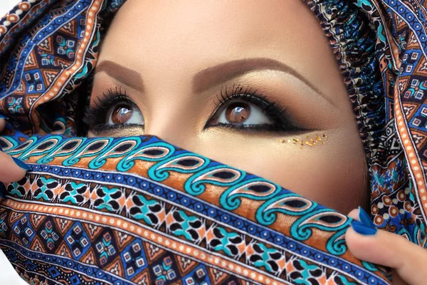 Hidzsáb, szép nő, Arab smink, intenzív szeme — Stock Fotó