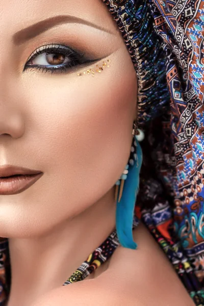 Meia cara retrato mulher bonita, maquiagem árabe, turbante colorido — Fotografia de Stock