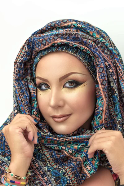 Портрет красива жінка, арабський макіяж в паряні — стокове фото