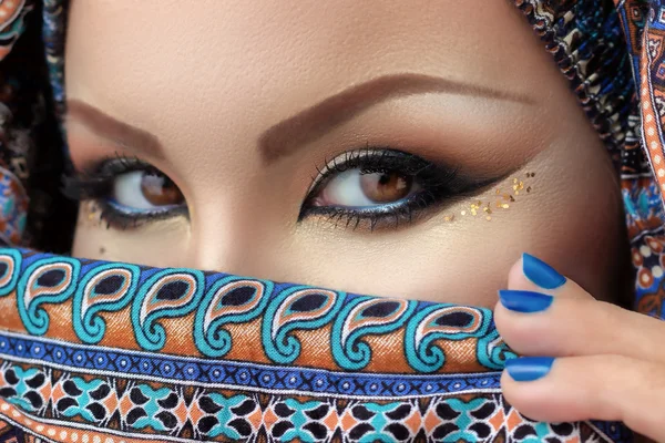 Hijab, olhos de mulher bonita, maquiagem árabe, olhar intenso — Fotografia de Stock
