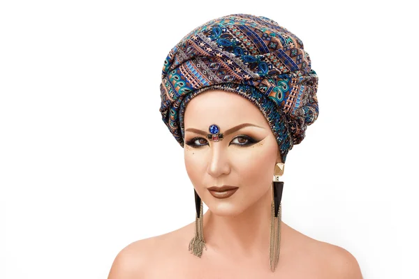 Stående vacker kvinna, arabiska smink, färgglada turban — Stockfoto