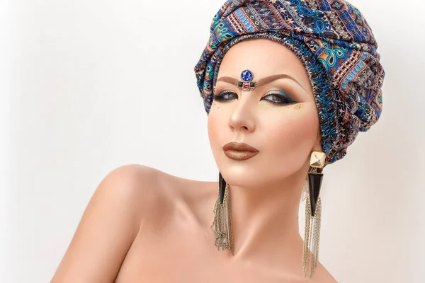 Retrato mulher bonita, maquiagem árabe, turbante colorido — Fotografia de Stock