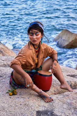 Kadın şaman davul, dağ deniz ile. Etnik moda photoshoot.