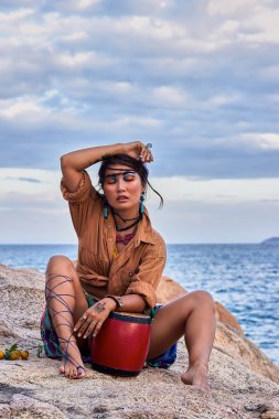 Kadın şaman davul, dağ deniz ile. Etnik moda photoshoot.
