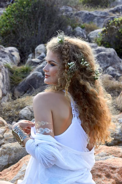 Joven chica bonita en vestido blanco cerca de piedras, rocas pálidas , — Foto de Stock