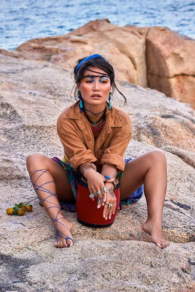 Kvinnan shaman med trumma, i berg havet. Etniska mode photoshoot. — Stockfoto