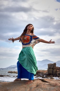 etnik moda fotoğraf, güzel şehvetli kız, parlak elbiseler, okyanus plaj