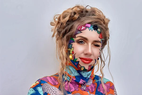 Belle femme avec un maquillage multicolore fantaisie créative lumineuse, formes géométriques . — Photo