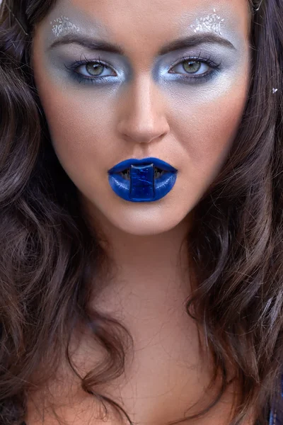 唇、シルバーのアイシャドウ、若者のファッションの美しい少女は、青い石. — ストック写真