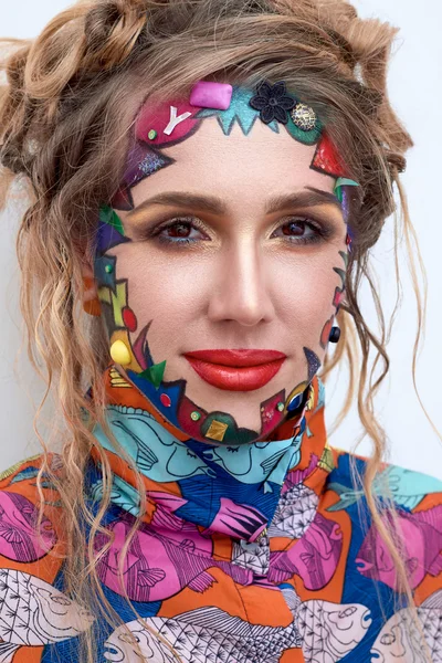 Belle femme avec un maquillage multicolore fantaisie créative lumineuse, formes géométriques . — Photo