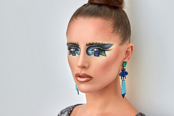 Портрет красивой модели. стиль. Мода, творческий кубизм, геометрический макияж
.