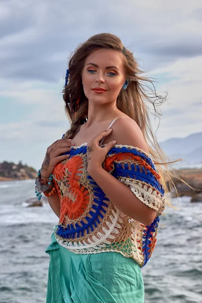 Foto de moda étnica, hermosa chica sensual, ropa brillante, playa del océano — Foto de Stock