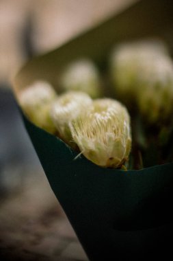 Beyaz egzotik çiçekli mono buket portre resmi.