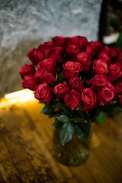 Красные Розы Вазе — стоковое фото