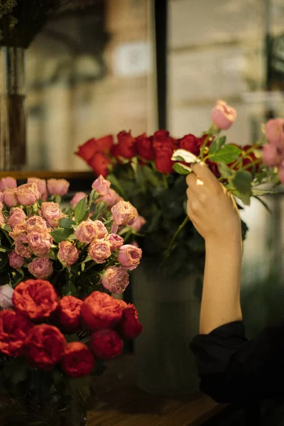 Вазы Красных Розовых Цветов Руки Принимая Один — стоковое фото