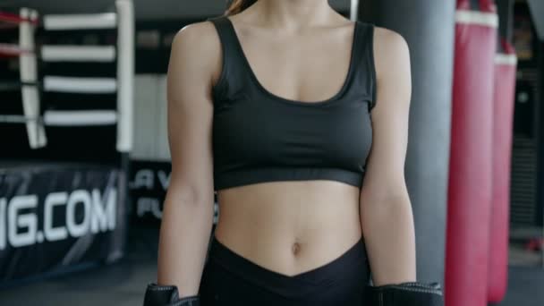 Krásná atletka trénuje box v tělocvičně. Zvedněte boxerské rukavice. Připraven k boji. — Stock video