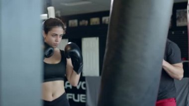 Spor antrenörüyle boks yapan güzel bir kadın. Kişisel koçla boks antrenmanı yapan kız boksör.