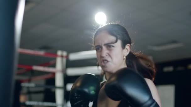 Πυγμαχία, γυναίκα μαχητής εκπαιδεύει γροθιές της, κτυπά ένα σάκο του μποξ, ημέρα κατάρτισης στο γυμναστήριο πυγμαχίας, δύναμη ταιριάζει σώμα, το κορίτσι χτυπά γρήγορα. — Αρχείο Βίντεο