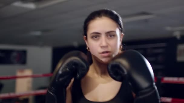 Fighter kvinna knytnäve närbild - boxare slår i sidan av videokameran. Spectator video boxning. — Stockvideo