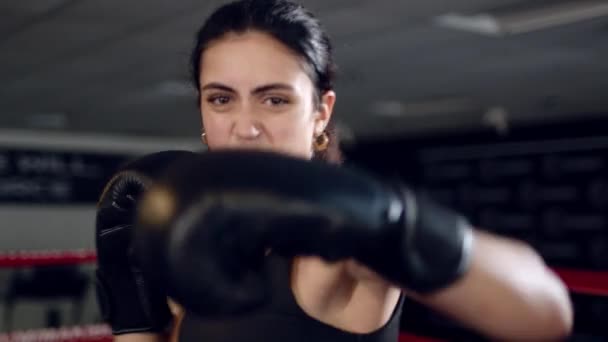 Combattant femme poing de près - boxeur frappe sur le côté du caméscope. Spectateur vidéo boxe. — Video