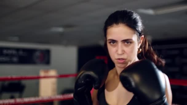 戦闘機の女性拳を閉じる-ボクサーは、ビデオカメラの側に打つ。観客ビデオボクシング. — ストック動画