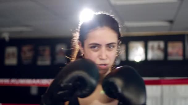戦闘機の女性拳を閉じる-ボクサーは、ビデオカメラの側に打つ。観客ビデオボクシング. — ストック動画