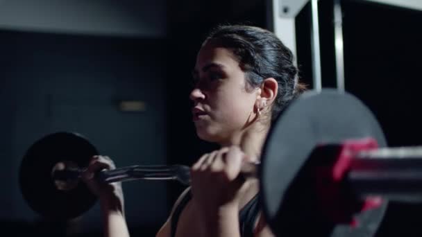 Спортсменка красива жінка накладний ліфт з барбелом в тренажерному залі . — стокове відео