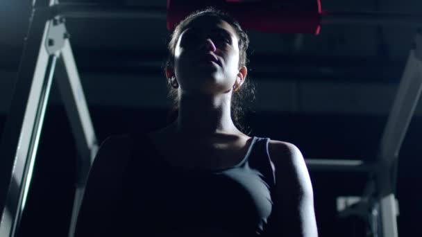 Atletisk vacker kvinna gör overhead lyft med en skivstång i gymmet. — Stockvideo