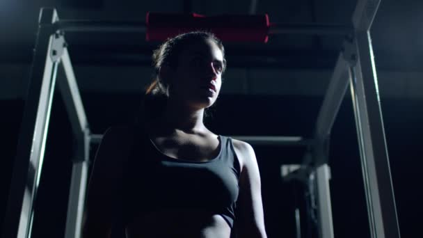 Atlético hermosa mujer does overhead ascensor con un barbell en el gimnasio. — Vídeos de Stock
