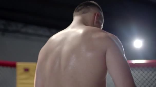 Kameran närmar sig Muscular MMA fighter inuti åttkantiga. — Stockvideo