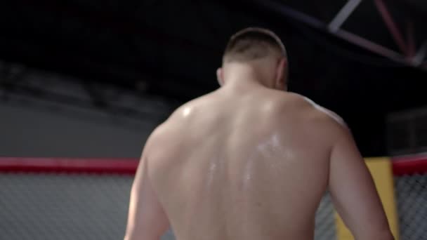 Kameran närmar sig Muscular MMA fighter inuti åttkantiga. — Stockvideo