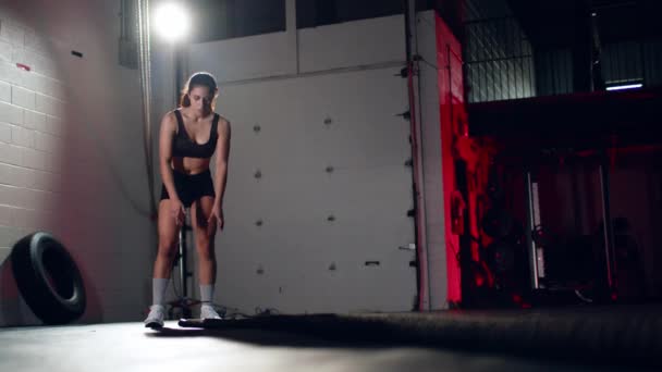 Treinamento de atleta feminina motivada ativa no ginásio com cordas de batalha. — Vídeo de Stock