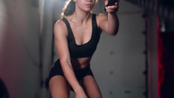 Aktywny dedykowany kobietom trening atletyczny na siłowni z linami bojowymi. — Wideo stockowe