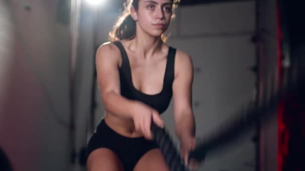 활동적 인 운동 선수가 전투용 밧줄로 체육관에서 훈련하는 모습. — 비디오