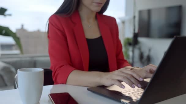 Joven recepcionista de negocios sonriente usa auriculares inalámbricos videollamadas en computadora portátil. — Vídeos de Stock