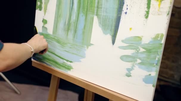 Mulher artista está desenhando sobre tela com tinta a óleo e scrapper pintura. — Vídeo de Stock