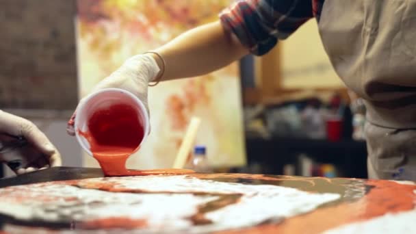 Mulheres artistas estão derramando tinta acrílica na tela. Colaboração artística em oficina. — Vídeo de Stock
