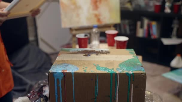Mujeres artistas está picando nuevo lienzo en la mesa de pintura para empezar a dibujar. Colaboración artística en taller. — Vídeo de stock