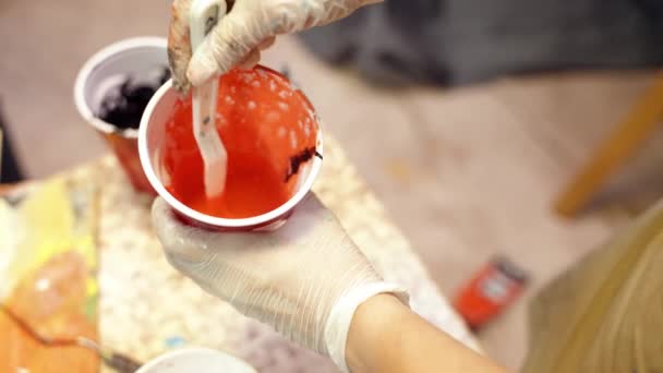 Umělkyně míchá akrylovou barvu do skla. Připravuji se na malování. Umělecká spolupráce na workshopu. — Stock video