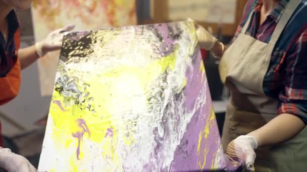 Les femmes artistes apprécient la nouvelle peinture acrylique qui vient d'être faite. Regardant dans la caméra et souriant. — Video