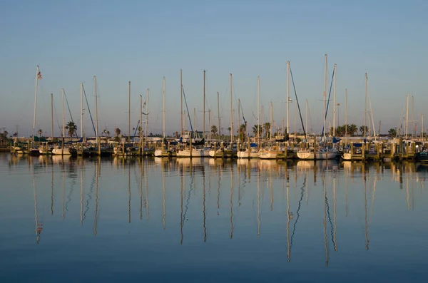Sailboats Reflections Provide Scene Relaxation Soft Light Follows Sunrise Air — Stock Photo, Image